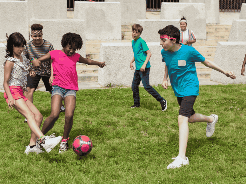 Mantener a los Niños Activos: Por Qué los Programas Deportivos Gratuitos Son Importantes para el Desarrollo Juvenil